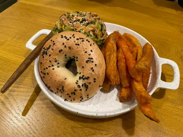 涼拌麻麻雞絲貝果配蕃薯條