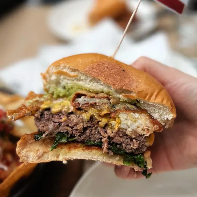 軟殼蟹牛油果醬牛肉漢堡