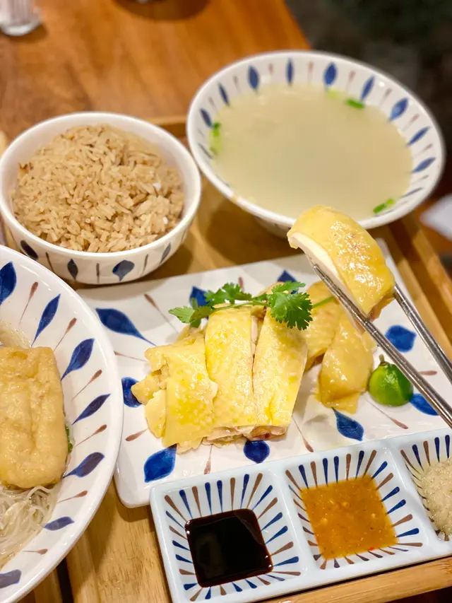 招牌海南雞飯配雞雜冬瓜湯