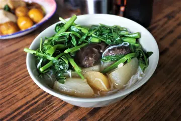 冬菇萝卜通菜汤米粉