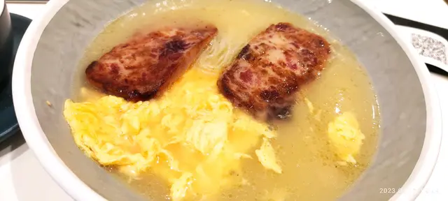 頂級餐肉滑蛋米粉