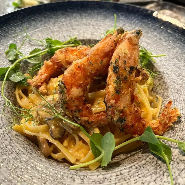 炸軟殼蝦啱啱炸起熱辣辣，非常香脆，全隻蝦都食得，啱晒各位懶人，軟殼蝦入面仲有勁多蝦膏，令到口感更加豐富🤤🤤另外，呢一個忌廉汁意粉，忌廉屬於比較杰身嗰種，餐廳又用咗扁意粉，令到意粉掛汁能力特別好！💓