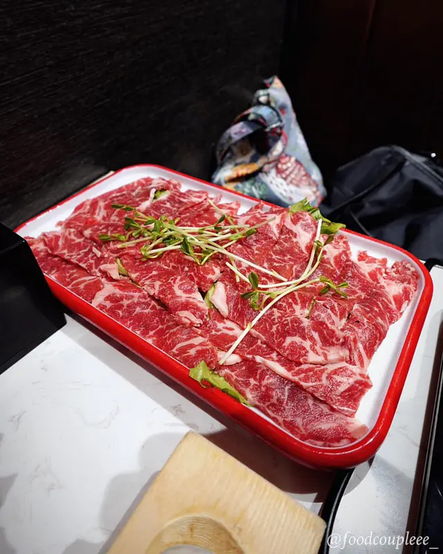 牛肉賣相已經夠吸引，套餐嚟講呢個份量就啱啱好，唔使驚太多食唔晒。個人覺得牛花亦都肥瘦分明，食落好有口感，同埋真係好嫩，肉味夠濃。🙌🏻