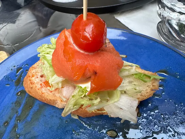 夜晚有會staff拎住一盤野,有青口同三文魚,我簡左三文魚,$28 一粒,唔知係咪1早整定曬所以個包有啲淋🤨 不過三文魚同cream cheese 係perfect match 😛