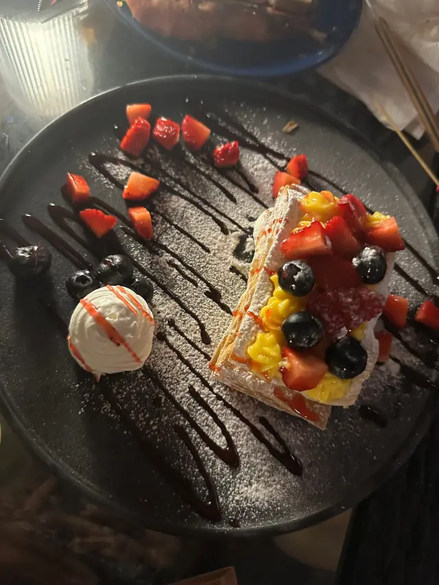🖤拿破崙伴雜莓 🍓🫐($72) 🖤 -呢個超級好食啊🥹距中間啲醬同個餅好夾,自己食曬成個都唔會覺得好漏😋