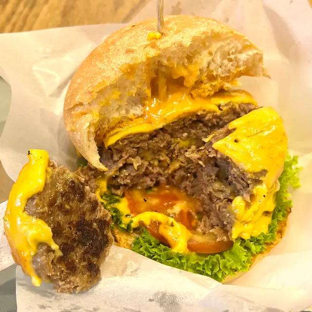 看看餡料真材實料雙重芝士牛堡