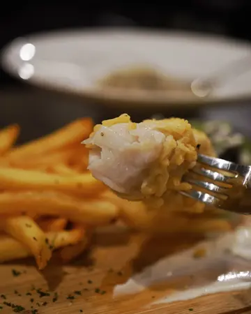 英式脆炸深海雪魚. 香料薯條