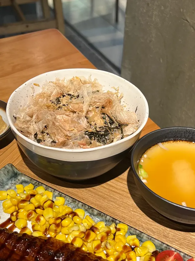 定食一定要加啦 貓飯(餐牌後也有介紹什麼是貓飯、怎麼吃
貓飯的料太豐富了 拌起來吃起來 每口都是料 飯軟軟
真的在體驗「深夜食堂」日本🇯🇵家庭的料理了
而且我們加點了$8 的糖心蛋 WUUU~~冰冰鹹的小流心蛋
加上溫暖的貓飯 幸福感加一