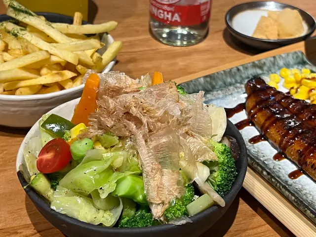 加點的洋式定食一下桌子 嚇到 還以單點了兩個小吃
即叫即做 一盤幼薯條 熱熱硬脆硬脆的、一盤10種野菜 俐落清爽