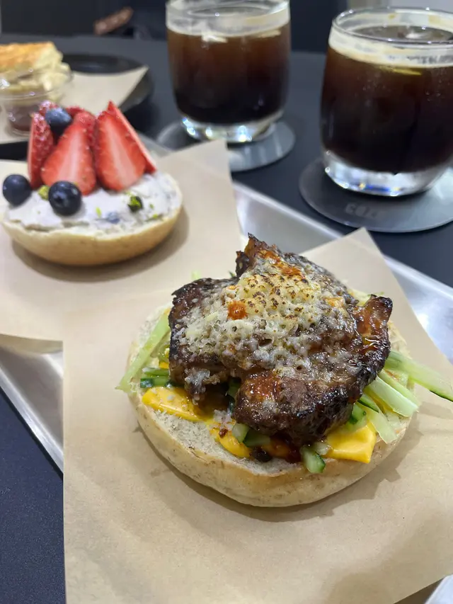 Open  bagel-醬煮沖繩黑豚肉，士多啤梨配藍莓忌廉芝士