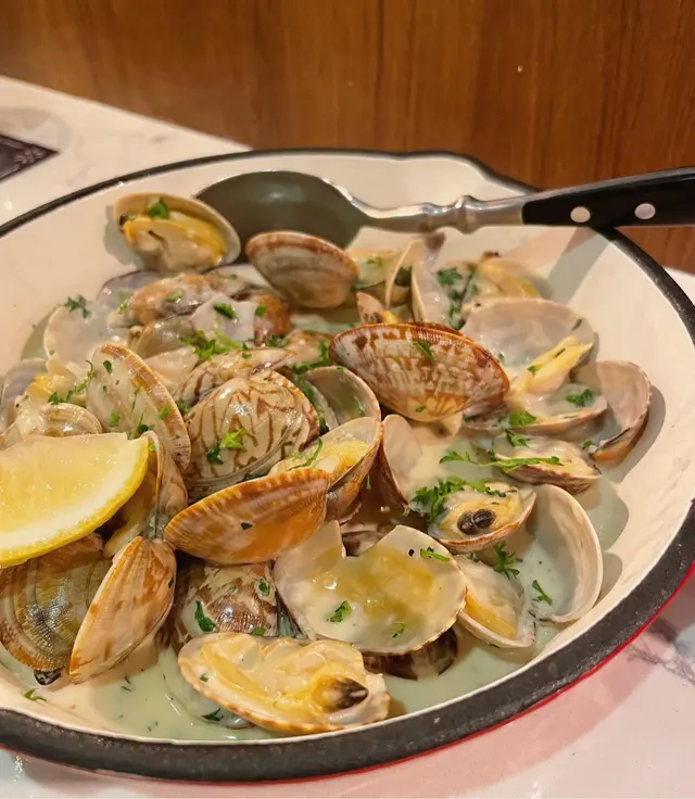 白蘭地煮蜆配蒜香忌廉汁