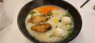 鸡翼丸猪骨汤米线