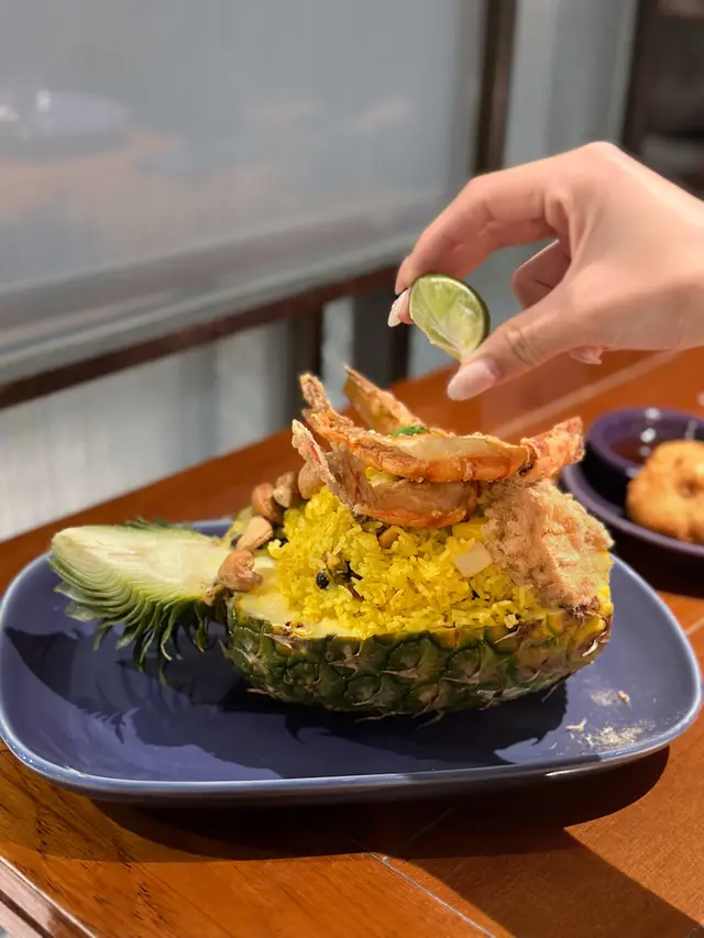 菠蘿肉鬆海鮮炒飯