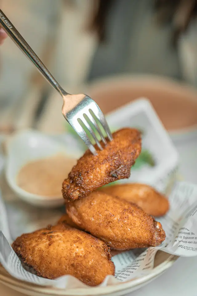 蒜香雞翼配蜜糖芥末醬