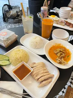 可以話呢碟紅咖喱係最出色，唔甜唔太辣，溝白飯食真係一流，如果朋友停嚟呢間食一定要嗌返份紅咖喱