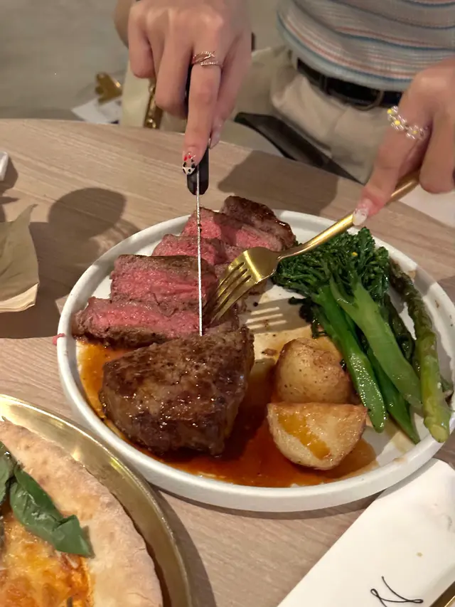 🍽 烤10安士澳洲M4安格斯西冷 配燒新薯 及烤美國露筍(Medium)