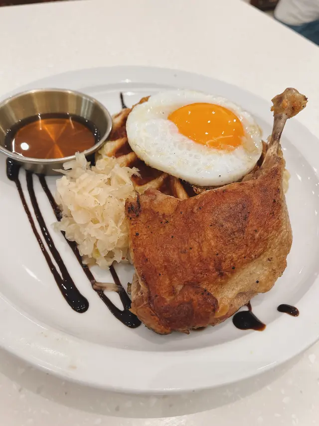 慢煮鴨脾配牛角酥窩夫