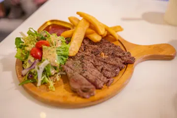 紐西蘭香煎肉眼牛配沙律薯條 