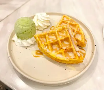 花生酱炼奶窝夫配抹茶雪糕