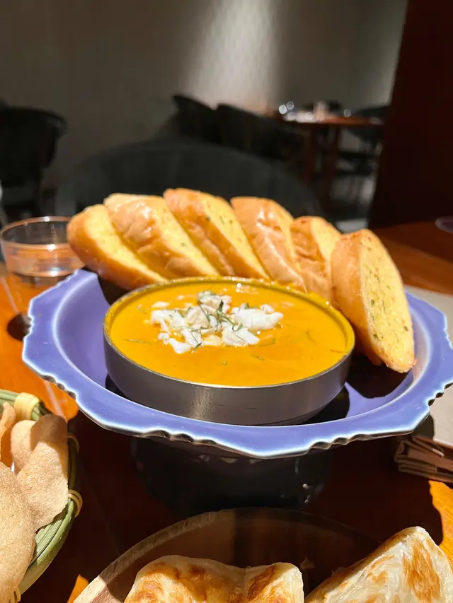 黃咖哩珍寶蟹肉配蒜蓉包