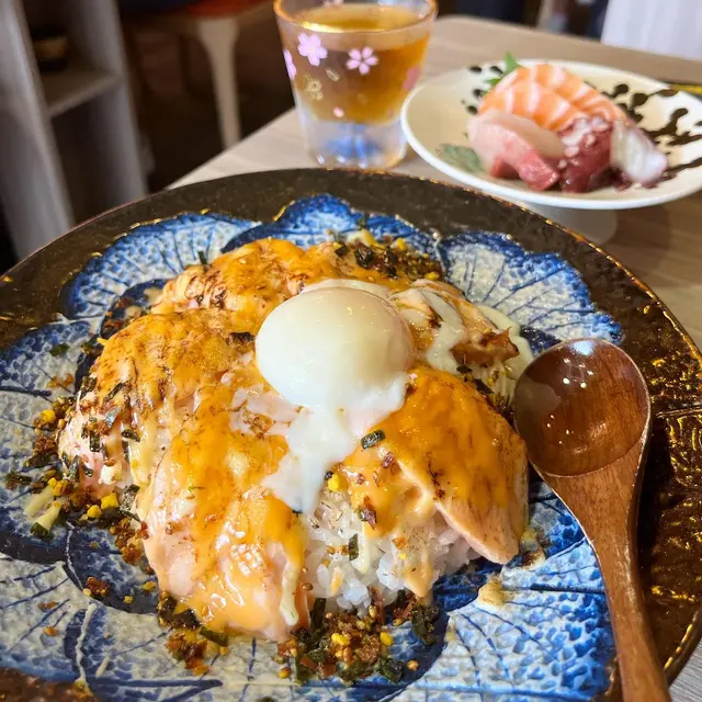 三文魚當然係冇得輸嘅食材啦，根本就係香港人嘅至愛！三文魚配搭埋流心岩溶蛋，我相信真係唔需要我多講，都知呢個味道肯定好食啦！😆👍🏻👍🏻