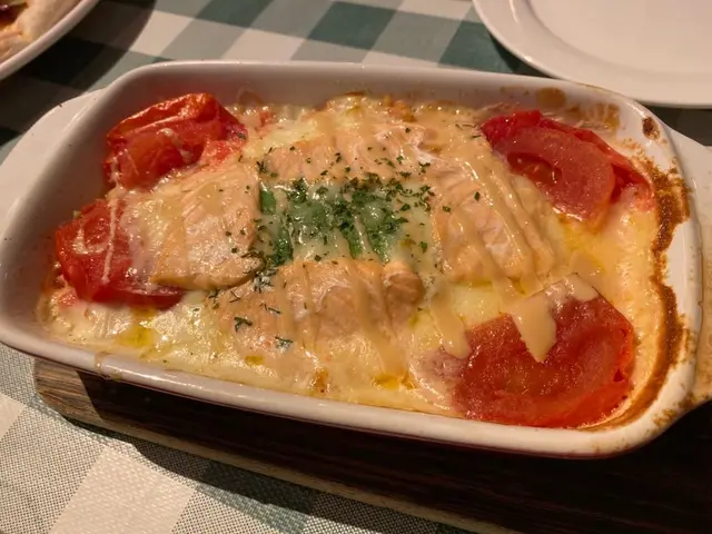 三文魚肥美鮮甜,牛油果軟滑creamy,配上熱辣辣嘅忌廉汁焗飯,味道好正。