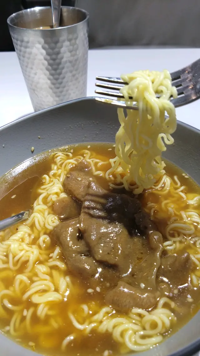 店方選用日本製造的出前一丁，麵質幼身滑溜卻不失彈性