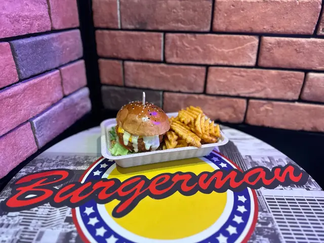 黄金海堡 $103；Double芝士 +$9@；轉套餐加配 $22@