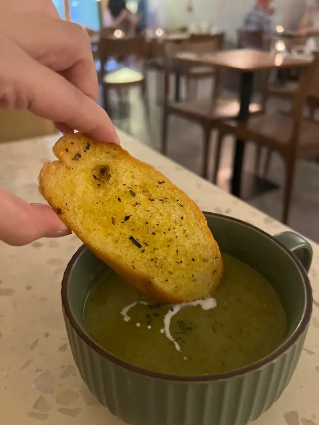 西蘭花忌廉濃湯配蒜蓉包