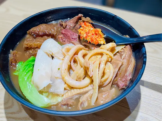 包括牛腩,牛筋牛柏葉同埋水魷魚。