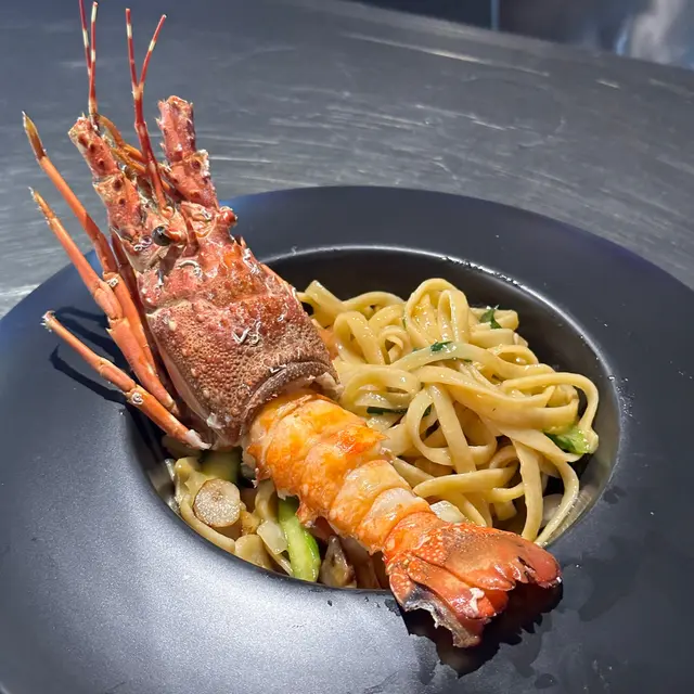 原隻青龍蝦配龍蝦汁意大利粉