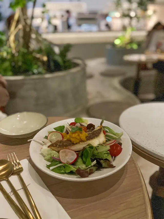 烤比目魚蜜桃肉綠牛油生菜沙律 配烤南瓜籽及自製油醋汁