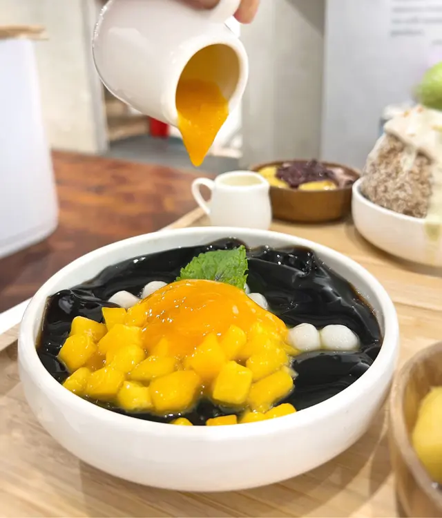 圓仔芒果嫩仙草盛盤