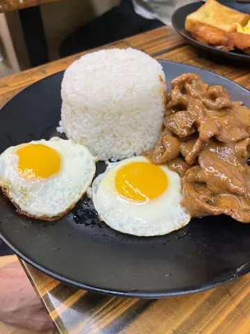 沙嗲牛肉煎双蛋饭