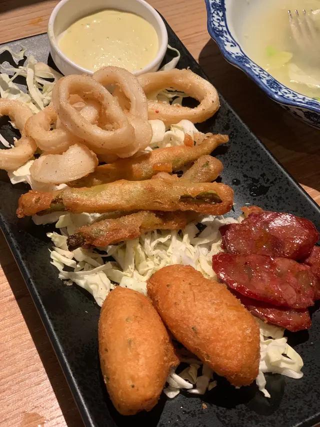 呢個係2人份量小食拼盤,首先係4片急凍魷魚圈,4片葡國蠟腸(勁咸)4條炸豆角😂(無特別) 2粒馬介休薯球(全碟最好食呢樣😮💨) 呢碟野,份量又係好少⋯食材同味道都幾勁一般⋯⋯⋯⋯⋯⋯⋯⋯