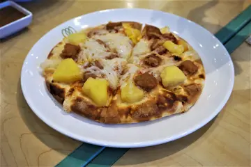 新餐肉菠萝纯素芝士薄饼