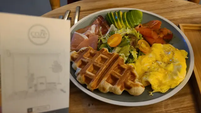 有parma ham 、煙三文魚、牛油果、炒蛋 etc我哋另加咗錢將個麵包轉做croffle牛角包窩夫overall 唔錯👍🏻