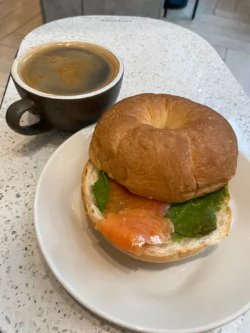 烟三文鱼牛油果贝果、Americano