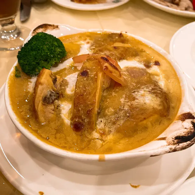 呢個葡國雞飯雖然佢地話係招牌菜之一，但係今日食既5樣菜式入面最失望既一道菜，首先佢既葡汁好淡味，無果種香濃既感覺，上面淋既椰汁都一樣唔夠椰香，唯一一樣好就係雞肉夠滑，只係唔夠入味，中意食葡國雞既朋友可能會失望