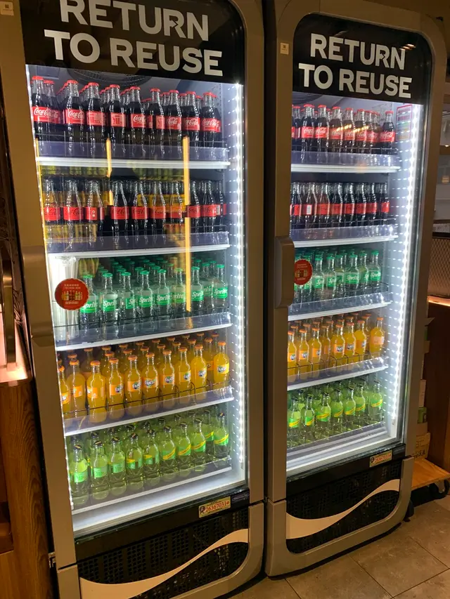 有三大座飲品雪櫃