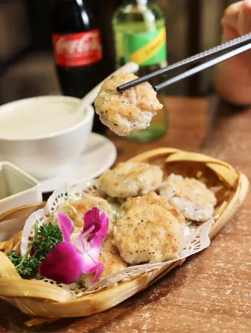 香煎黑松露手打莲藕墨鱼饼