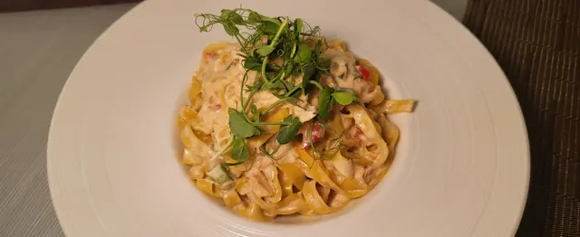 明太子蟹肉忌廉汁寬條麵