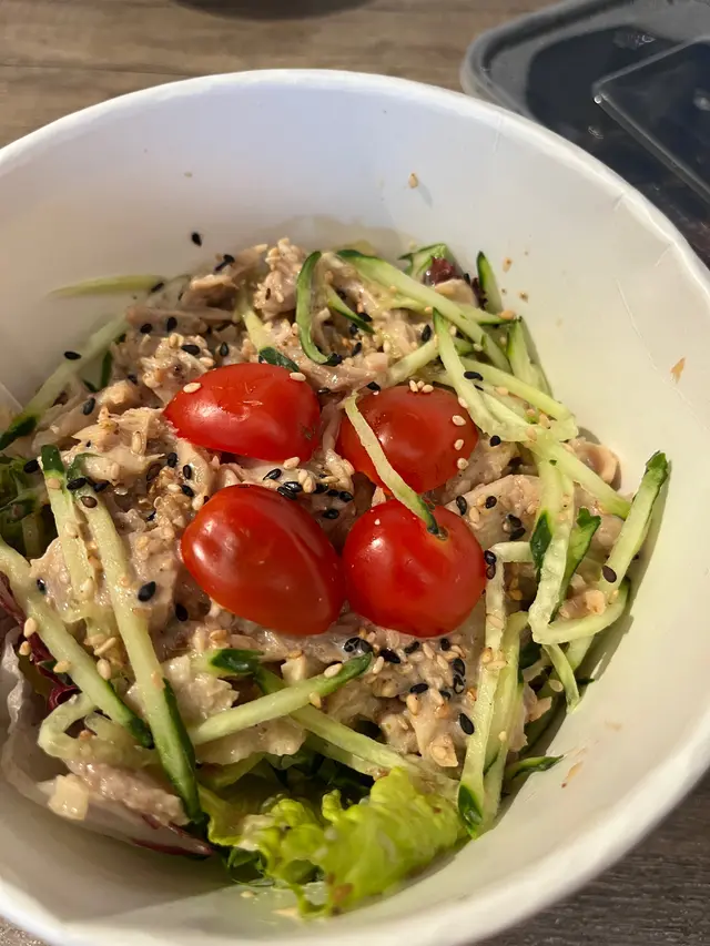 胡麻醬手撕雞沙律