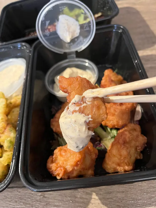 唐揚炸雞配黑椒蛋黃醬