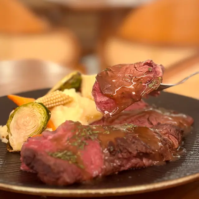 奶油煎美國封門柳扒配薯蓉及香烤雜菜