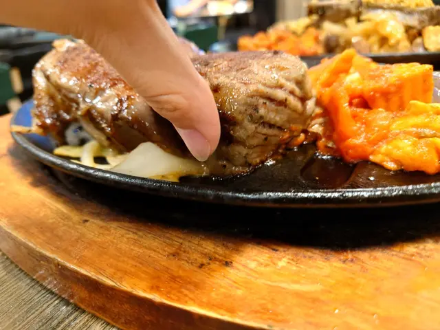 牛扒非常厚！ 睇圖就知道。配咗蒜蓉汁好味，不過我只係落少少，已經好夠味喇。我比較鍾意熟少少，所以要咗七成熟，肉完全唔會覺得柴或者硬，非常推介！