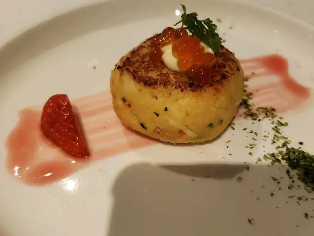 香煎蟹餅配三文魚籽