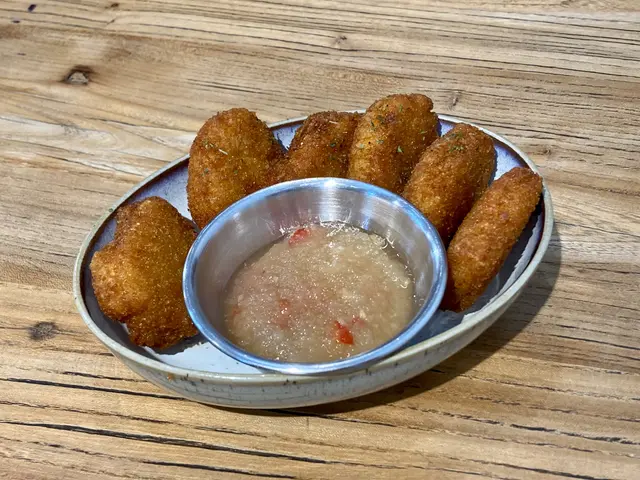 不可能黃金脆雞塊配自家製甜酸醬