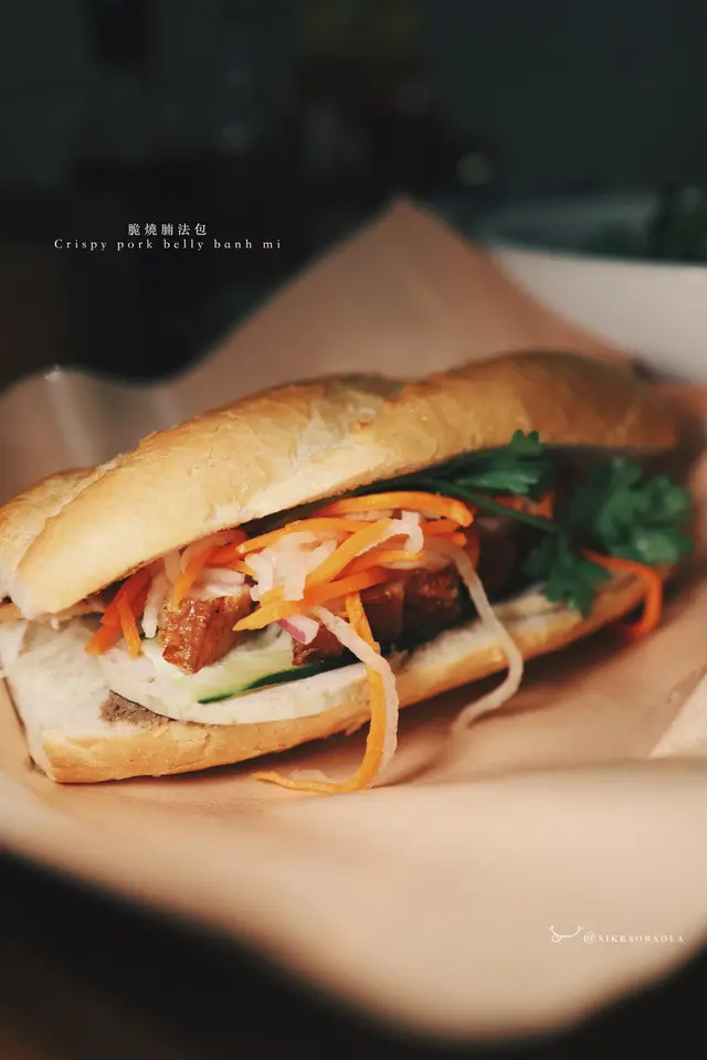 法包烘得香脆,裡面包裹脆燒腩、扎肉、蘿蔔絲、肝醬等,口感相當豐富