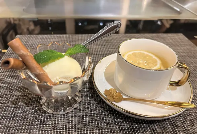 薑味雪糕配熱檸檬水